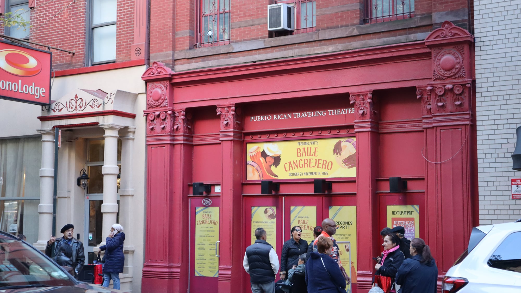 Escaparate de Diseño Impreso para Pregones/PRTT con vinilos gráficos instalados en la entrada del teatro, mostrando la campaña en su entorno real.